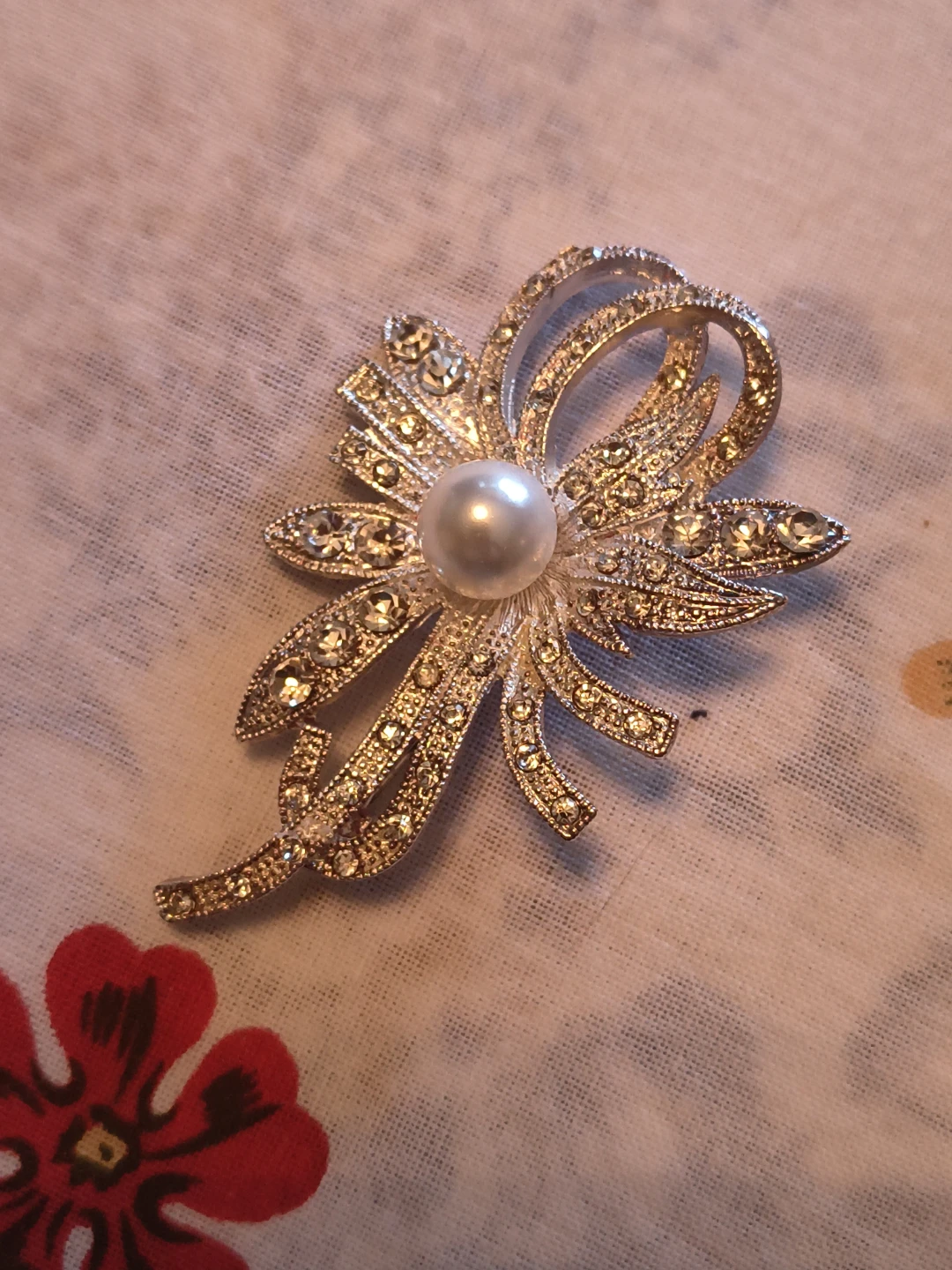 Pearl centre vintage-style rhinestone brooch