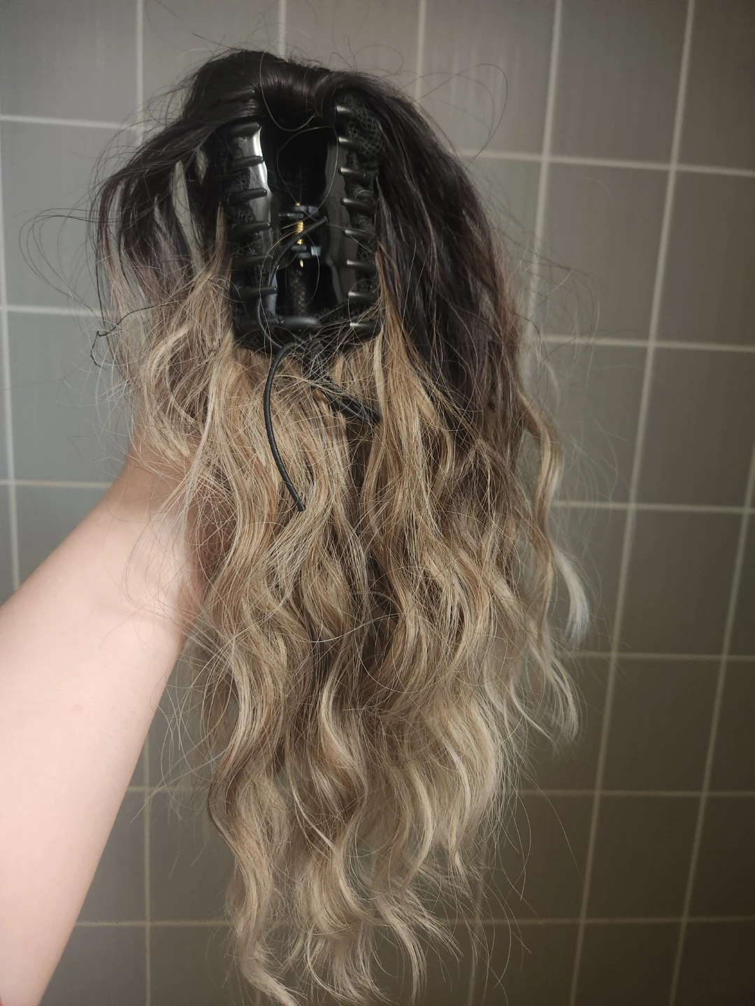 Claw clip wavy hair extension ponytail - photo 2