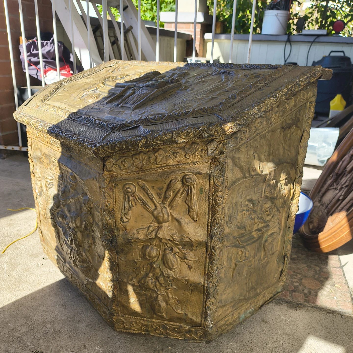 Vintage Embossed Brass Log Box - photo 4