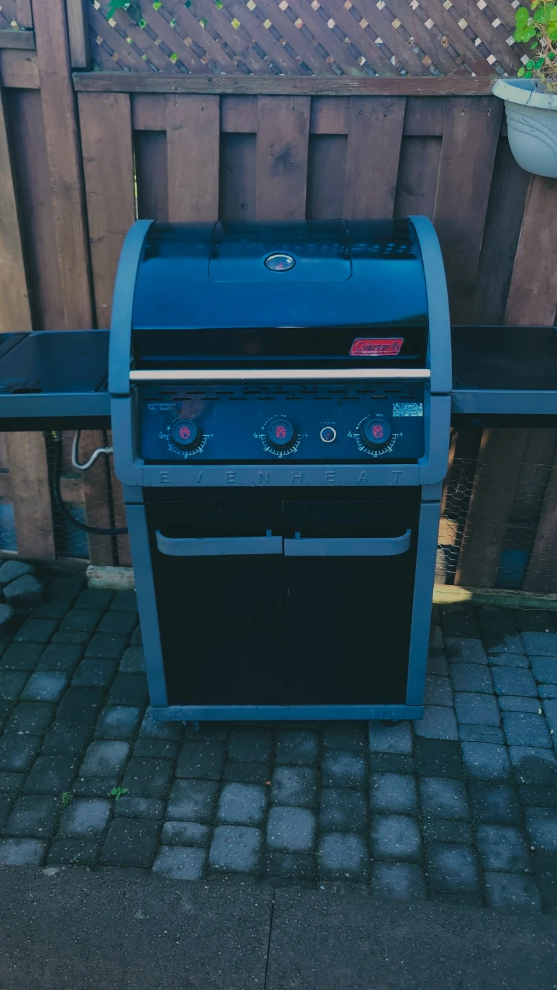 Coleman Even-Heat 3-Burner Gas Grill WITH  PROPANE