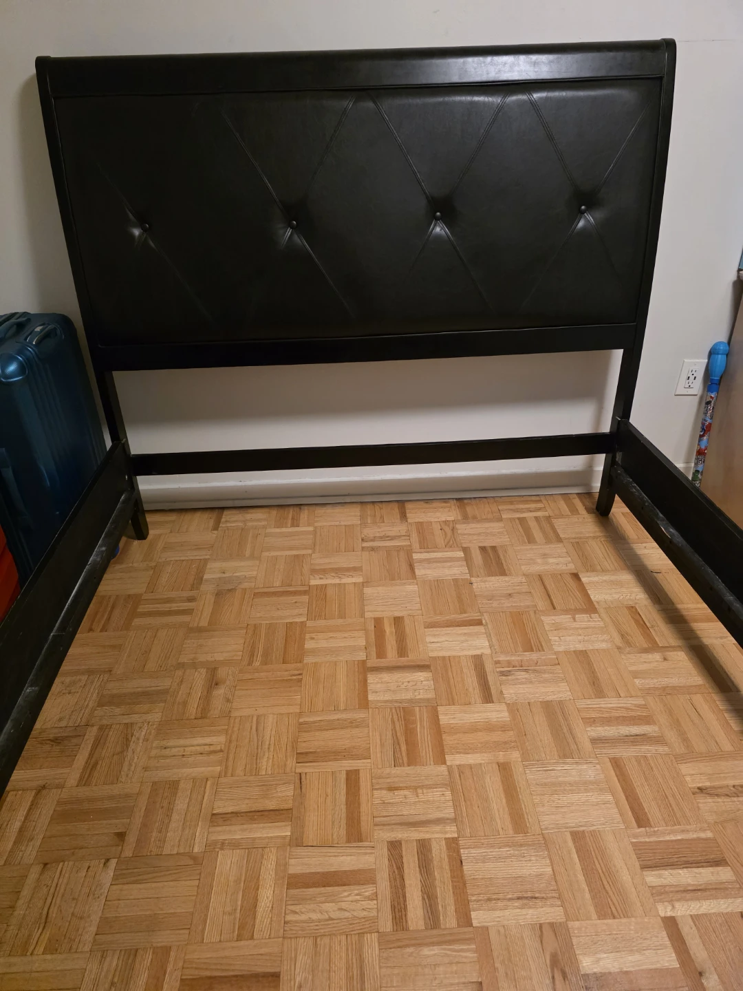 Queen size wooden  bed frame - photo 3
