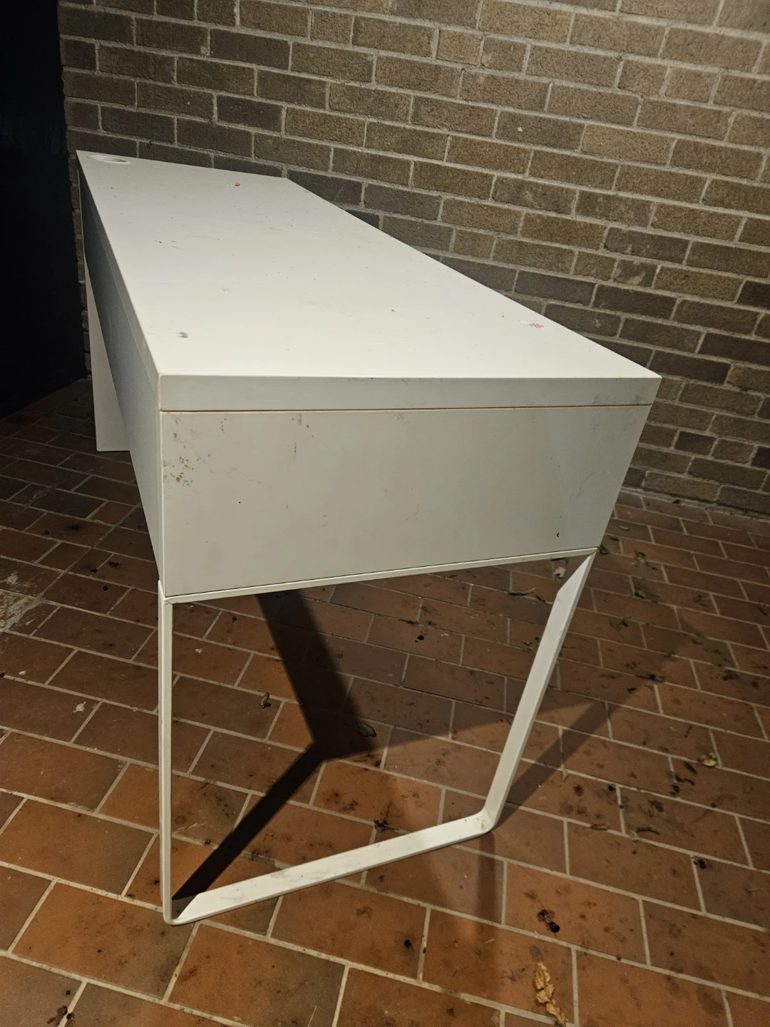 White modern desk with two drawers - photo 2
