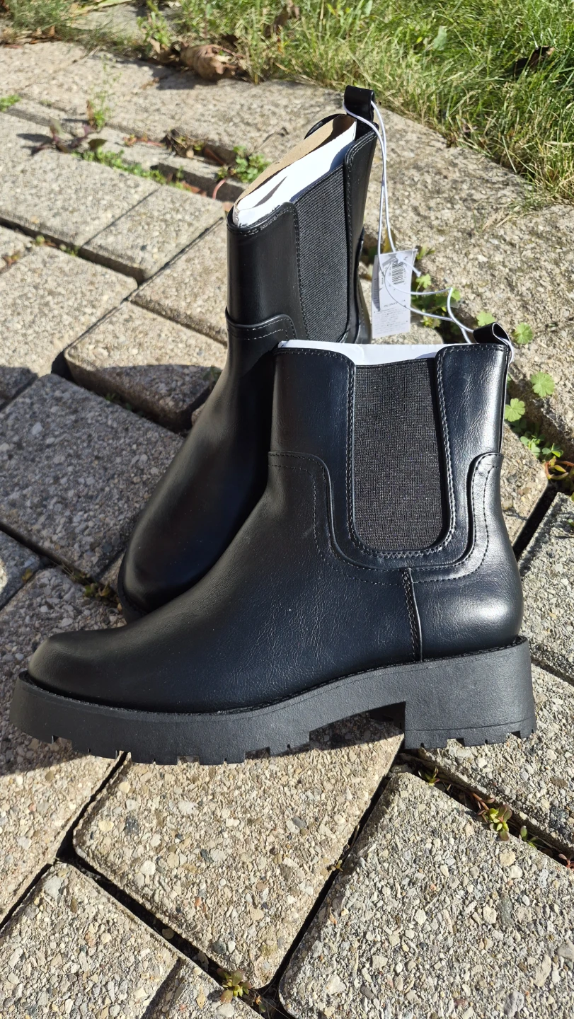 New with tags attached women's size 7 boots.