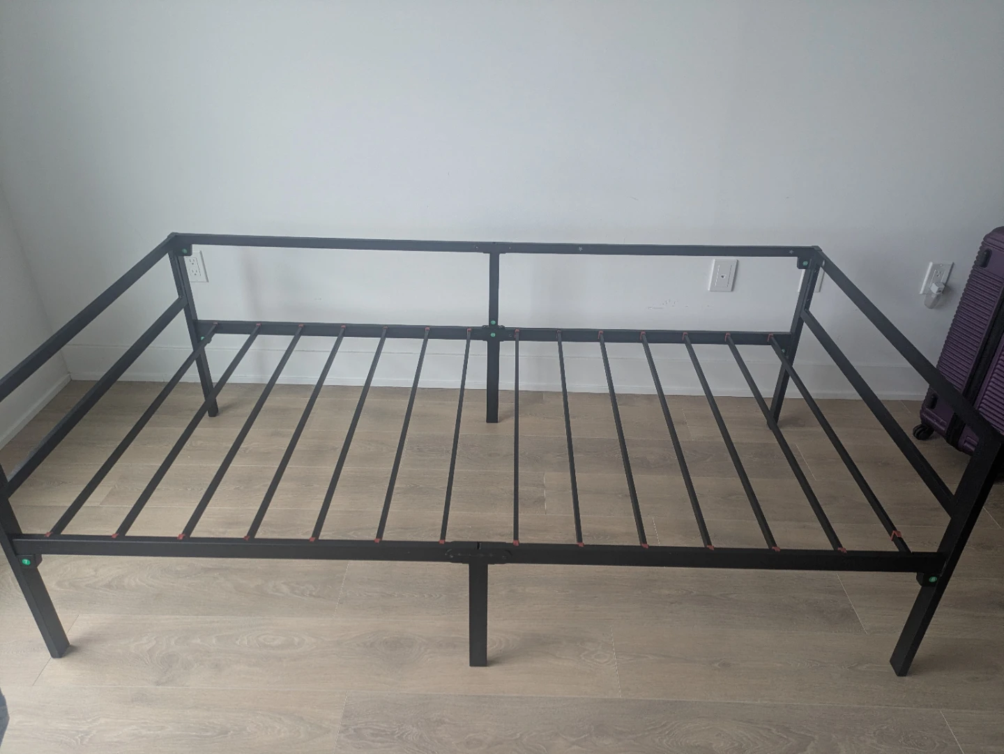Zinus Twin bed with steel slat support