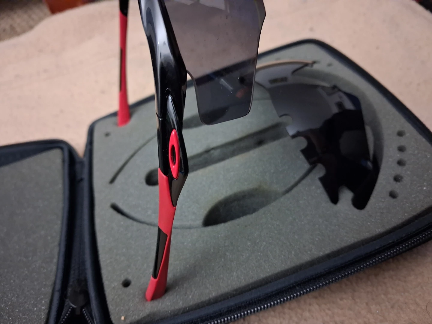 Oakley sunglasses with spare lens and hard storage case - photo 3