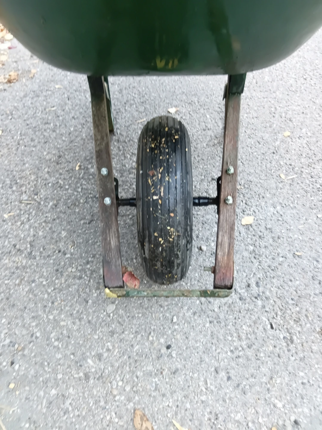 Heavy Duty Red Garant Green Wheelbarrow - photo 3