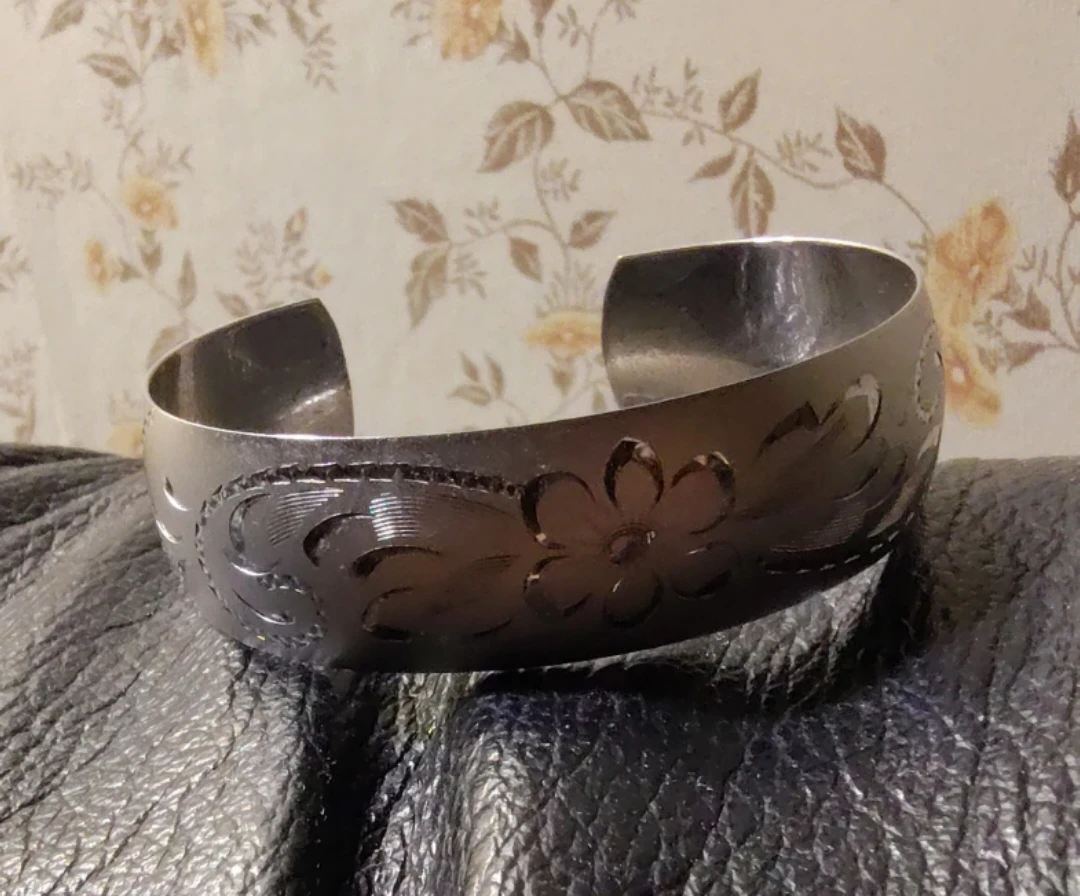 Silver-toned floral cuff bracelet - photo 4