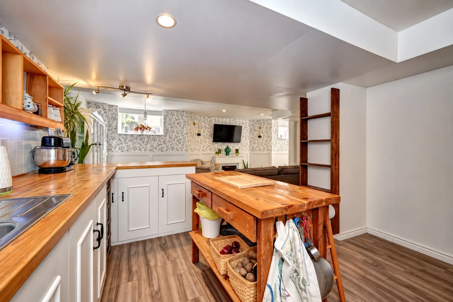 1 Bed 1 Bath - Apartment - photo 3