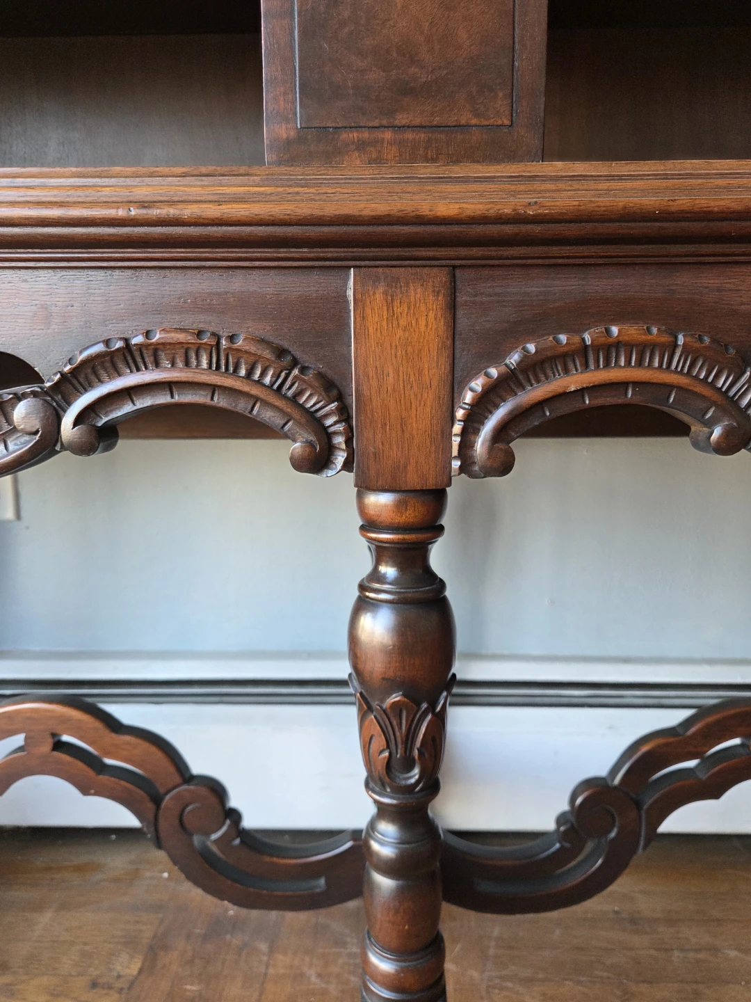 Vintage Neoclassical Style Solid Wood 2-Door Bar Cabinet - photo 5