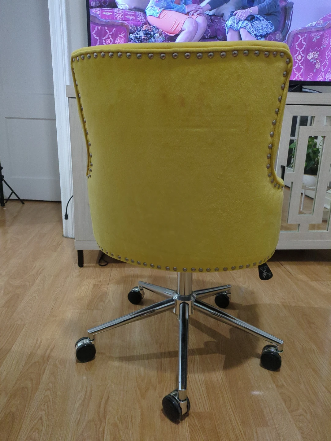 Yellow velvet swivel chair - photo 2
