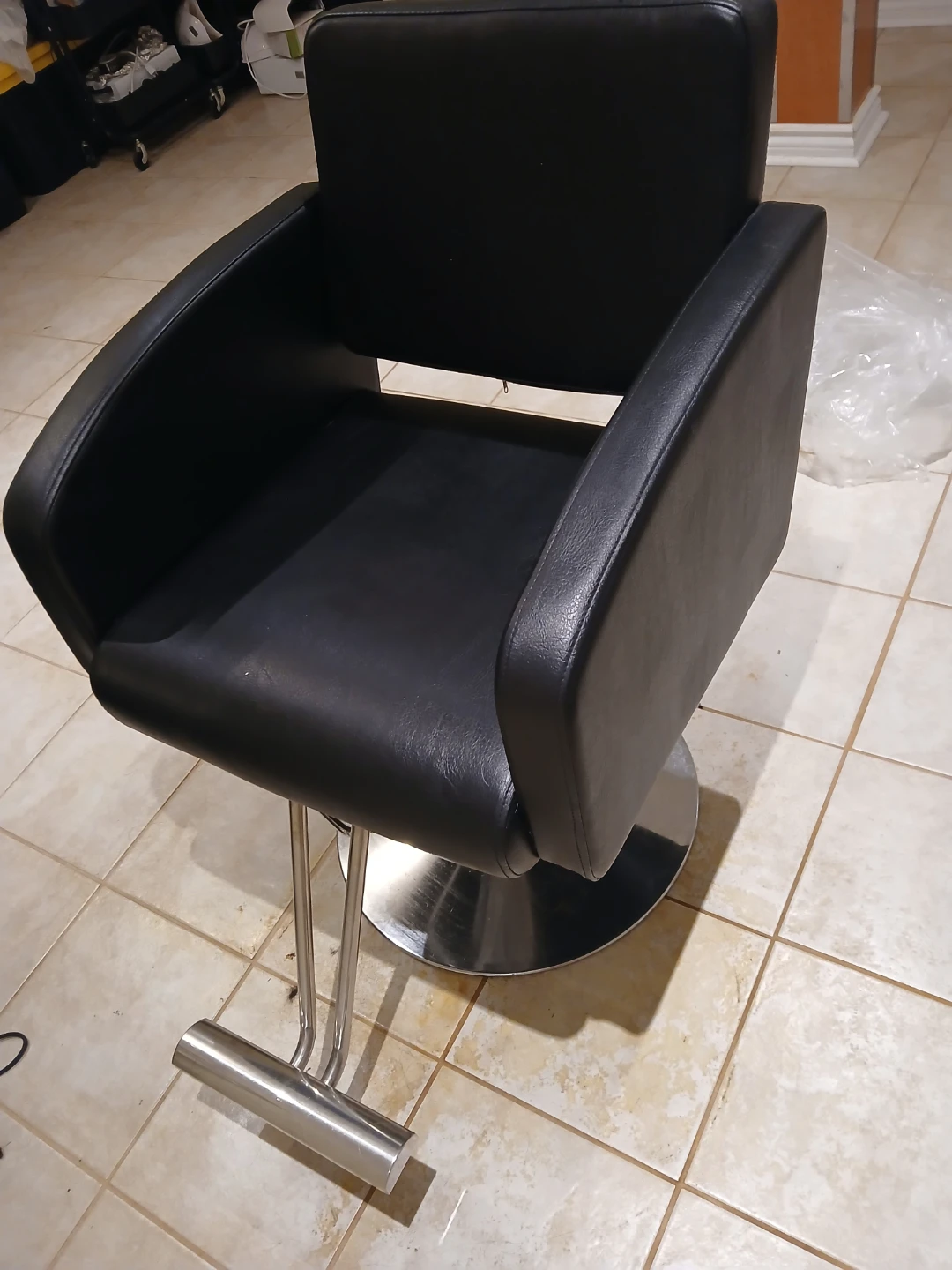 Hairstylist Chair  $350 pick up Mississauga - photo 3