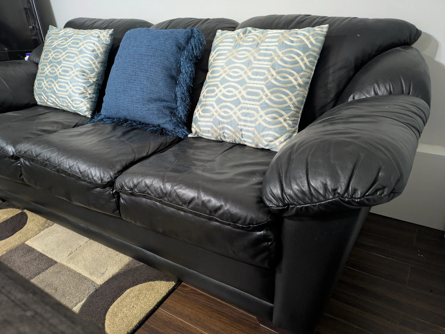 Black leather three-seater sofa - photo 3