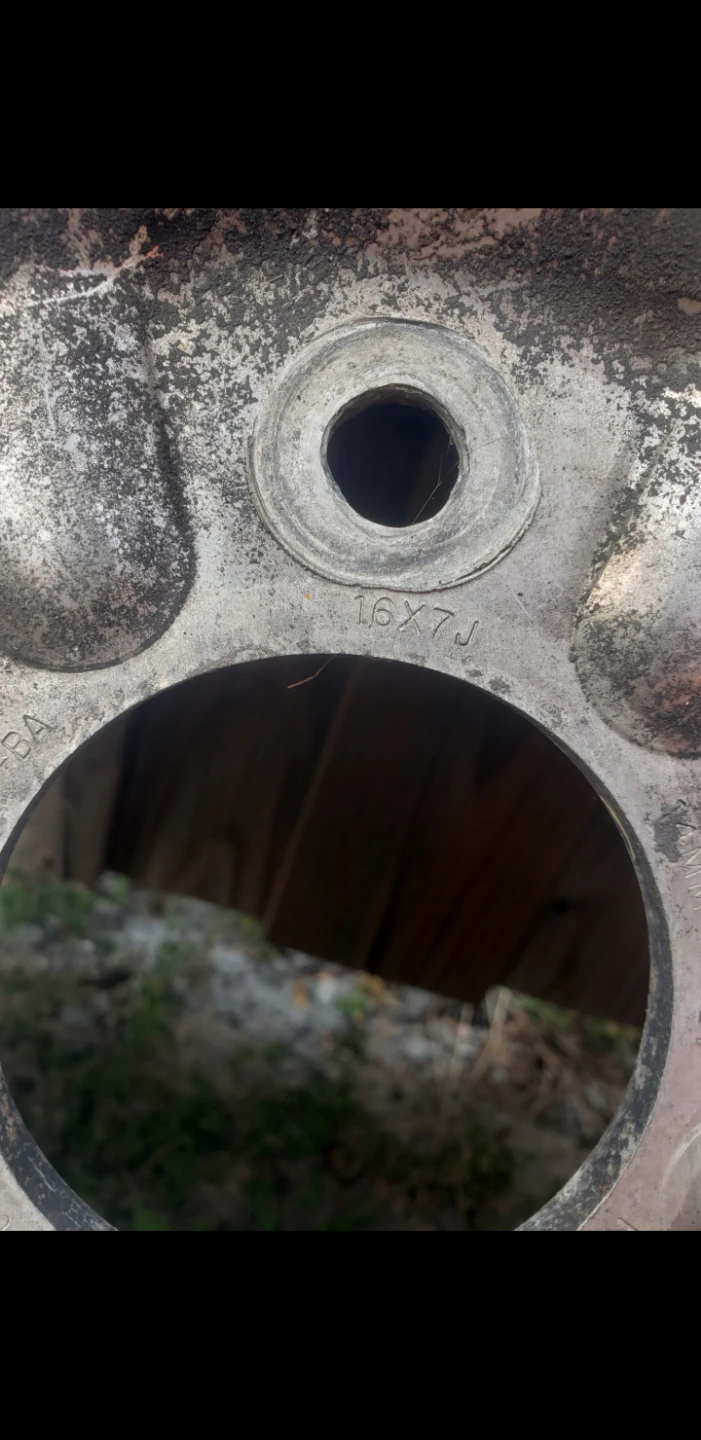 Two Ford Truck Wheels 16x7J - photo 3
