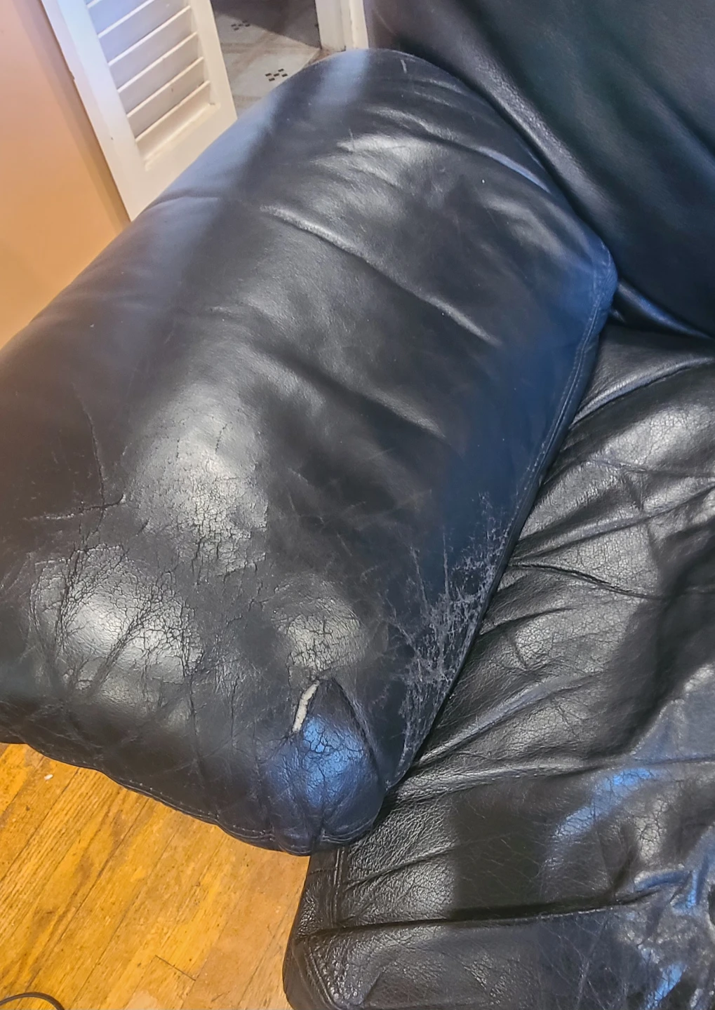 Black Leather Three-Seater Sofa - photo 3