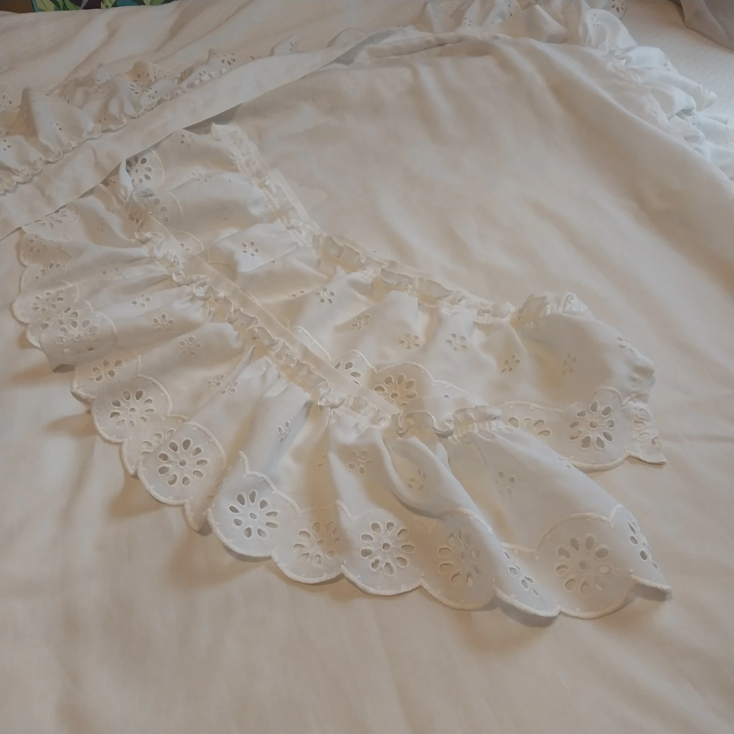 White Eyelet Ruffle Curtains (2) with 2 tie backs - photo 3