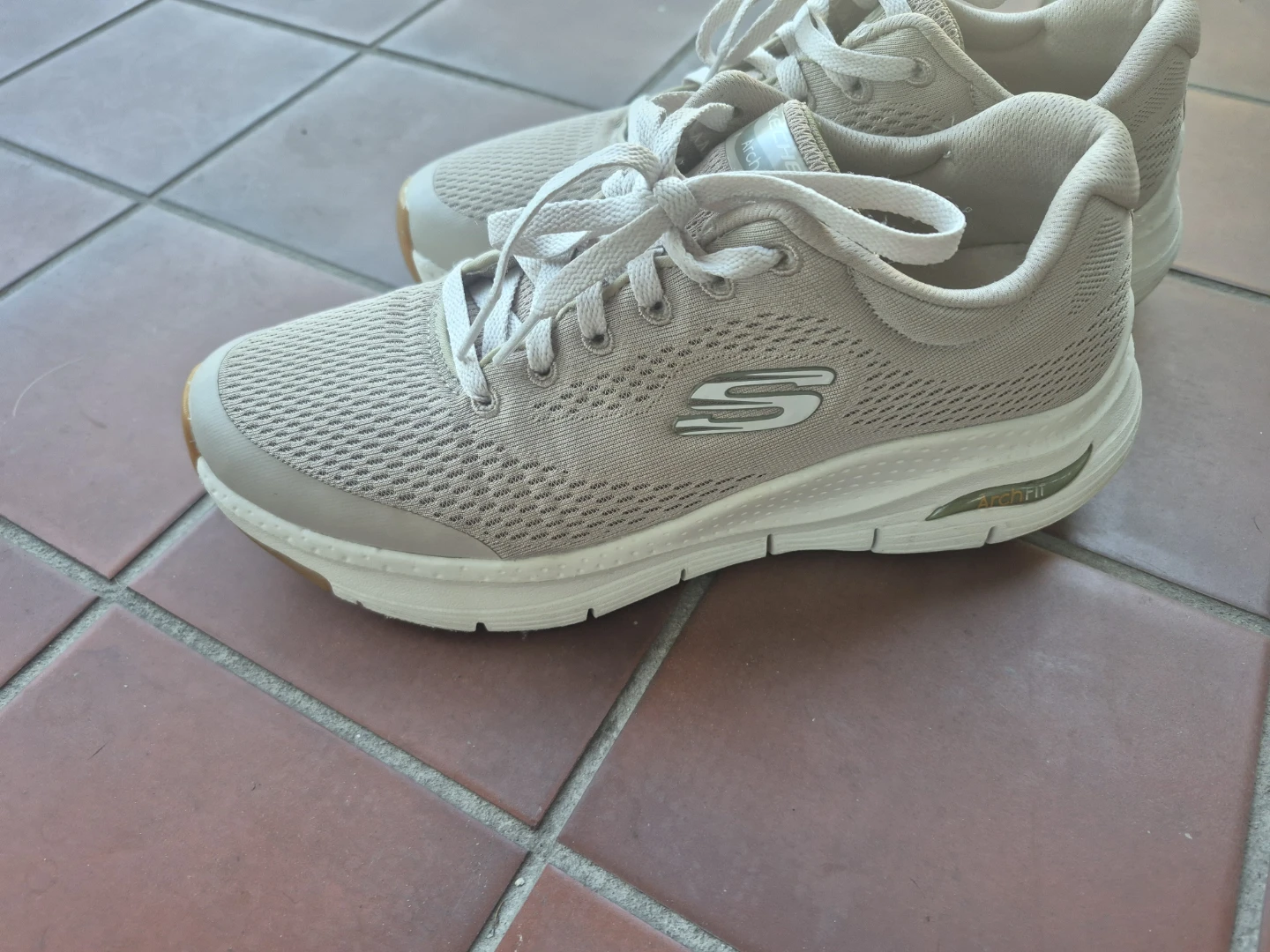 Skechers Arch Fit Women's Sneakers - Size 8