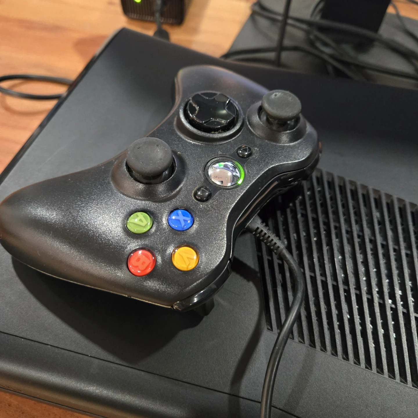 Xbox 360 S console. 4gb storage. wired controller, power cables. - photo 2
