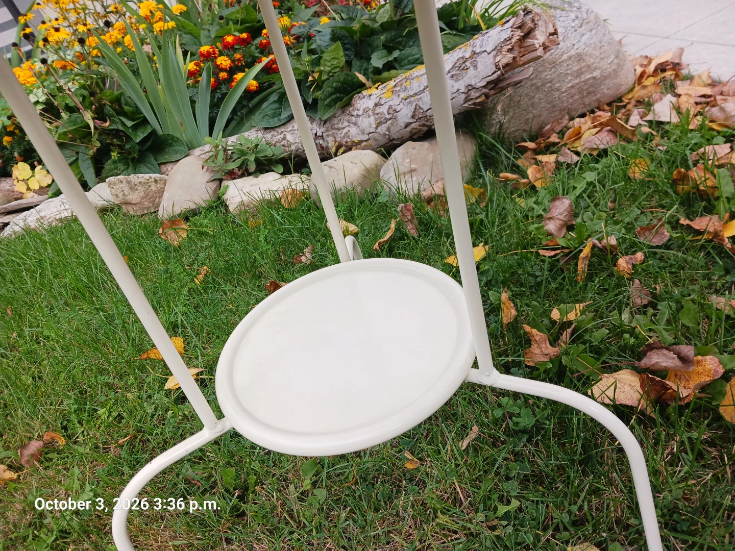 White Metal Outdoor Side Table - photo 3