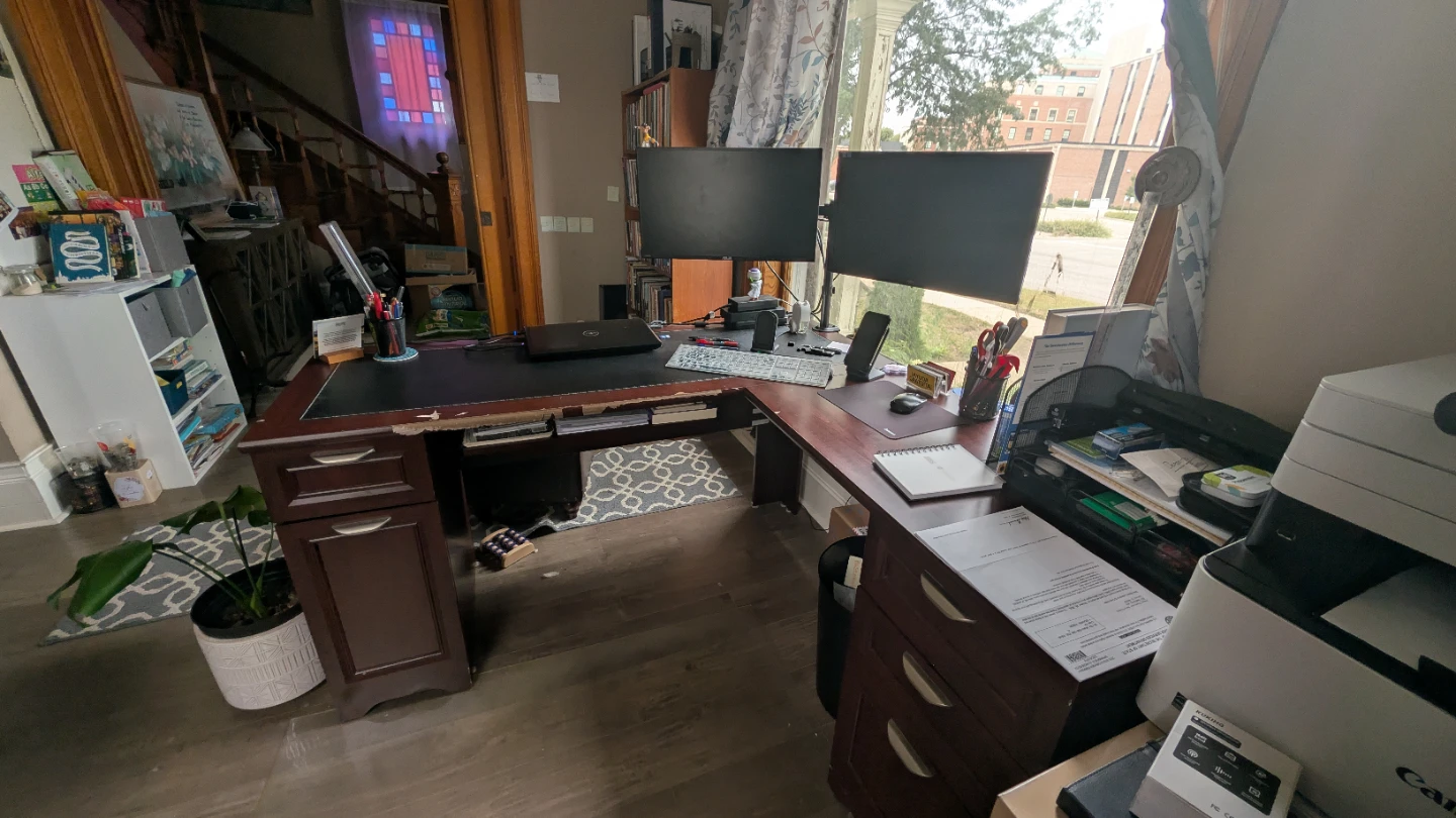 Desk - photo 2