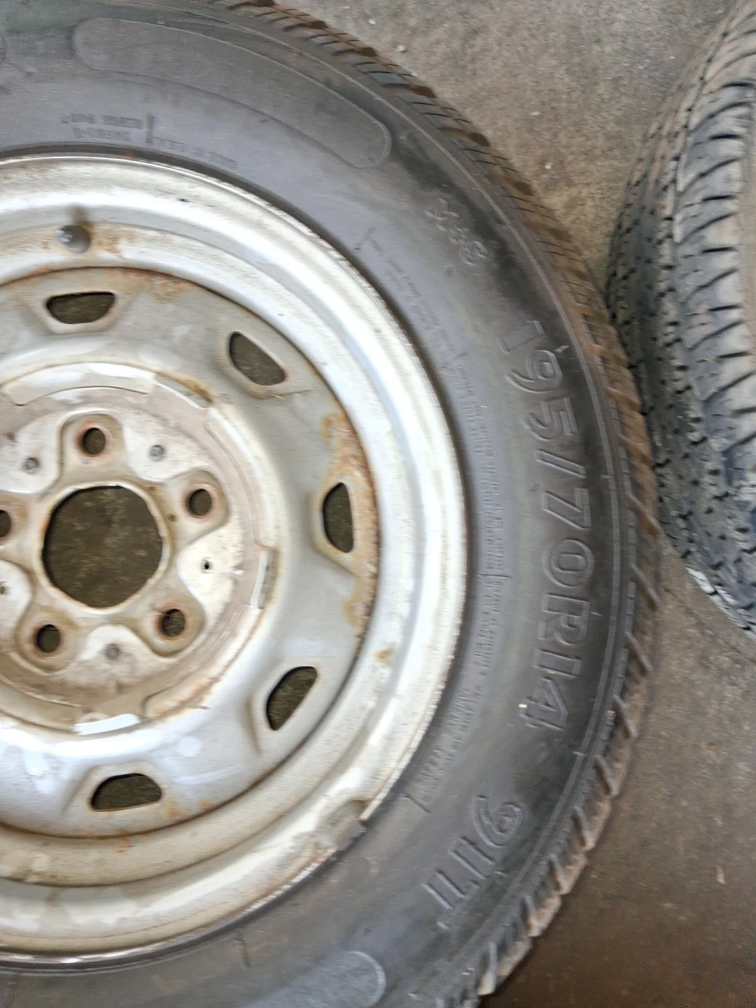 Set of 4 Tires and Steel Rims 195/70R14 - photo 3
