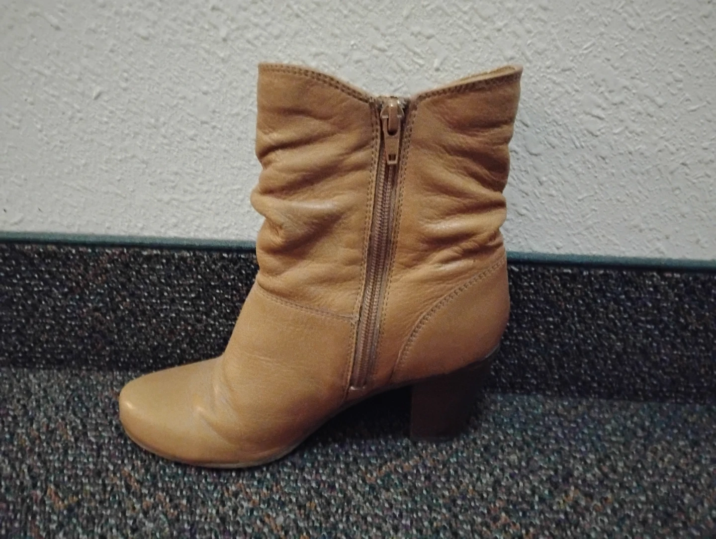 Tan leather ankle boots with block heel - photo 3