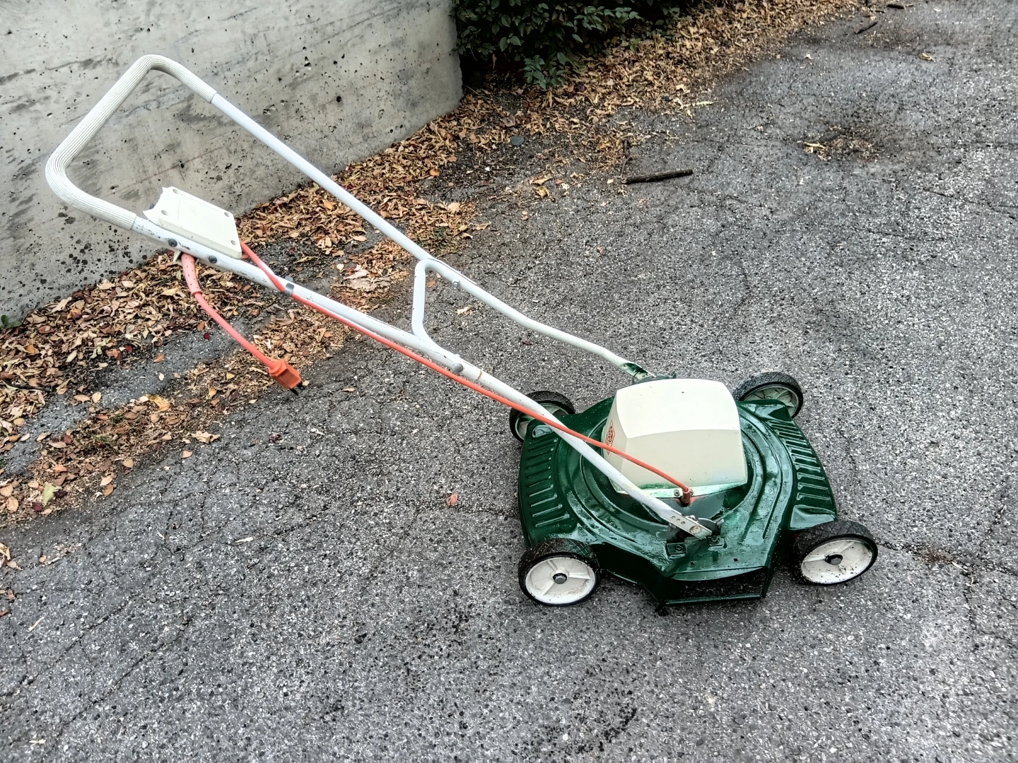 GE Compact 18" Electric Lawnmower