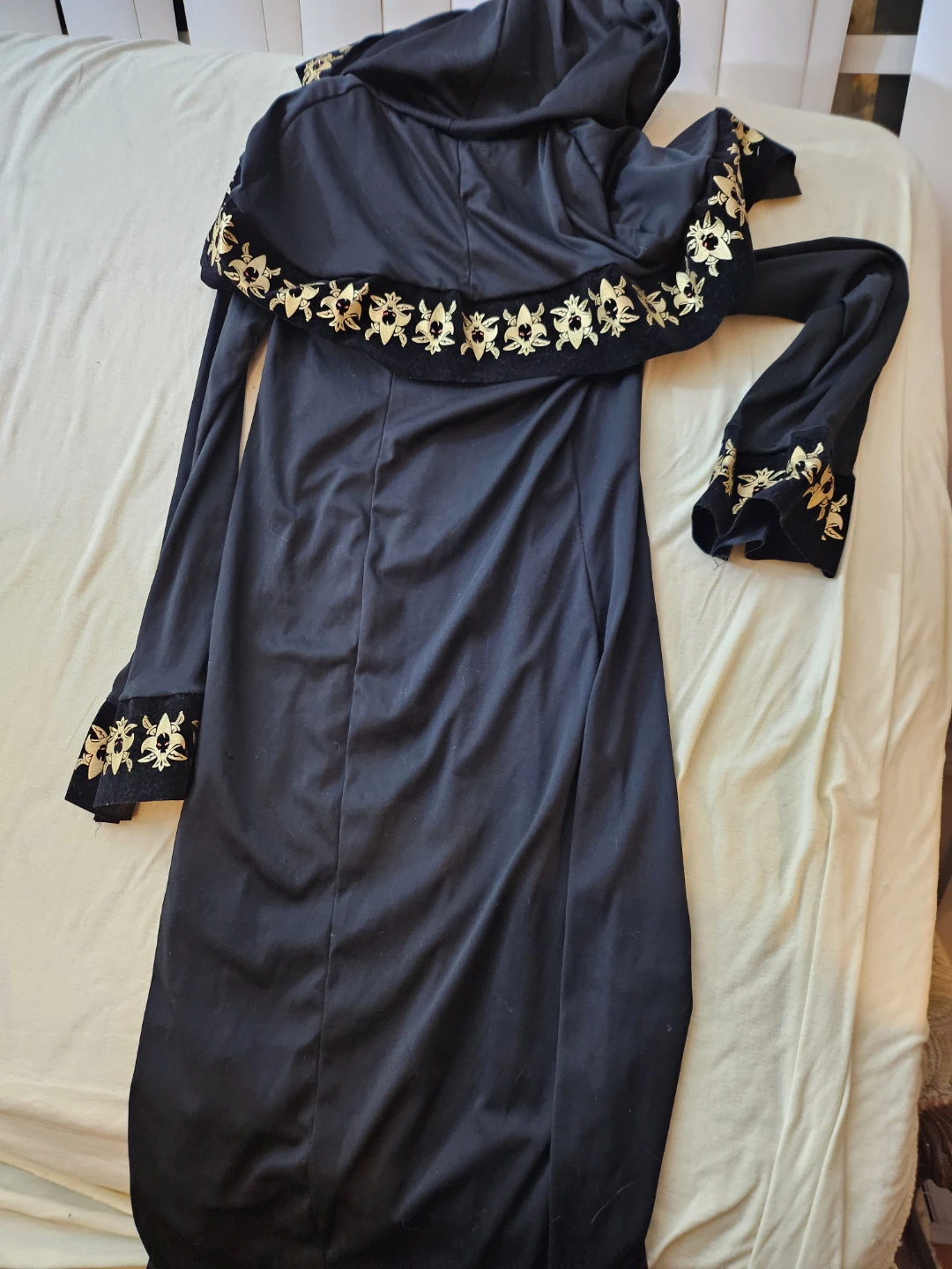 Black hooded dress with gold detailing - photo 4