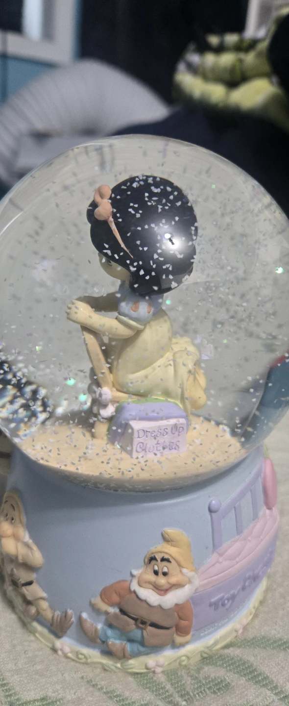 Precious Moments Disney Snow White Musical Snow Globe - photo 4