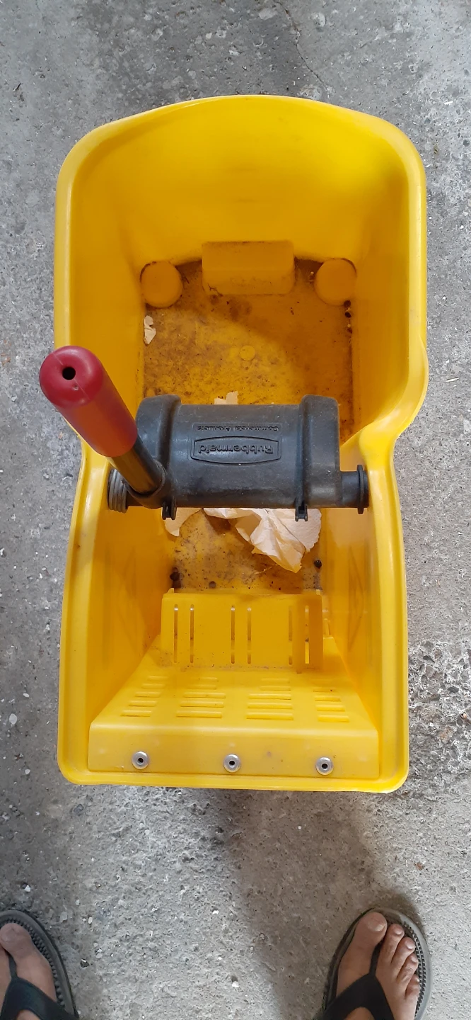 Rubbermaid Commercial Mop Bucket with Wringer