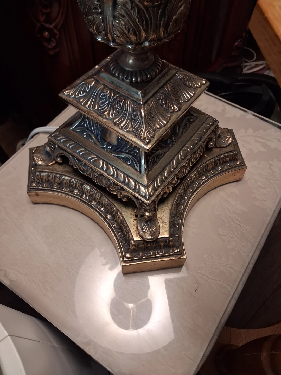 Very tall heavy metal gold toned lamp - photo 2