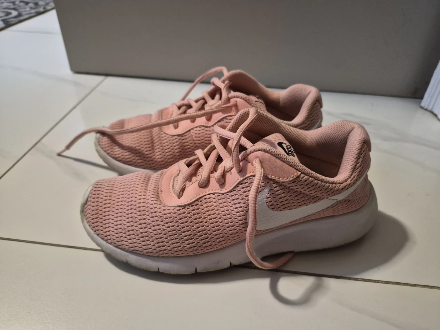 Nike Girls / Women Running Shoes (Size 6Y / Women's 7.5)