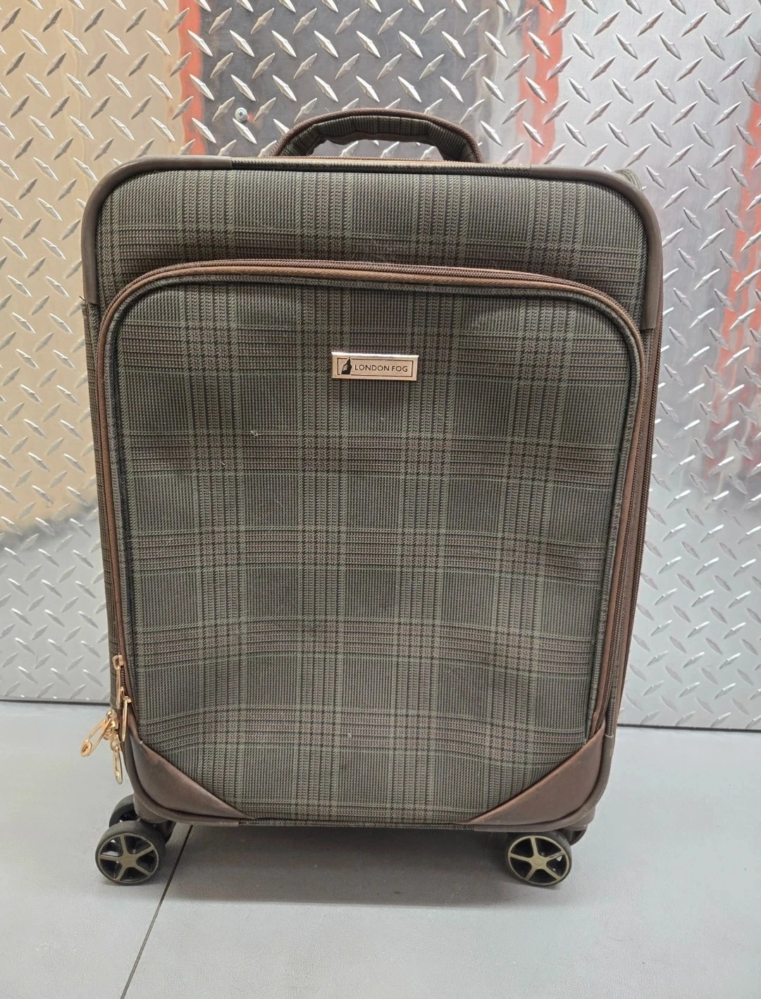 London Fog Devonshire 21in Expandable 8 Wheel Spinner Suitcase