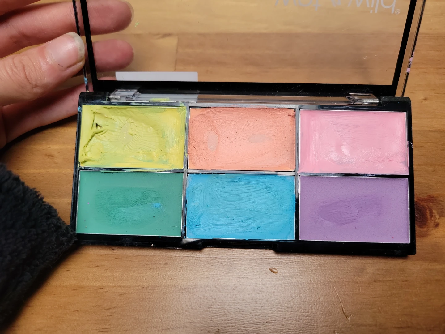 Limited edition wet n wild paint pallet - photo 2