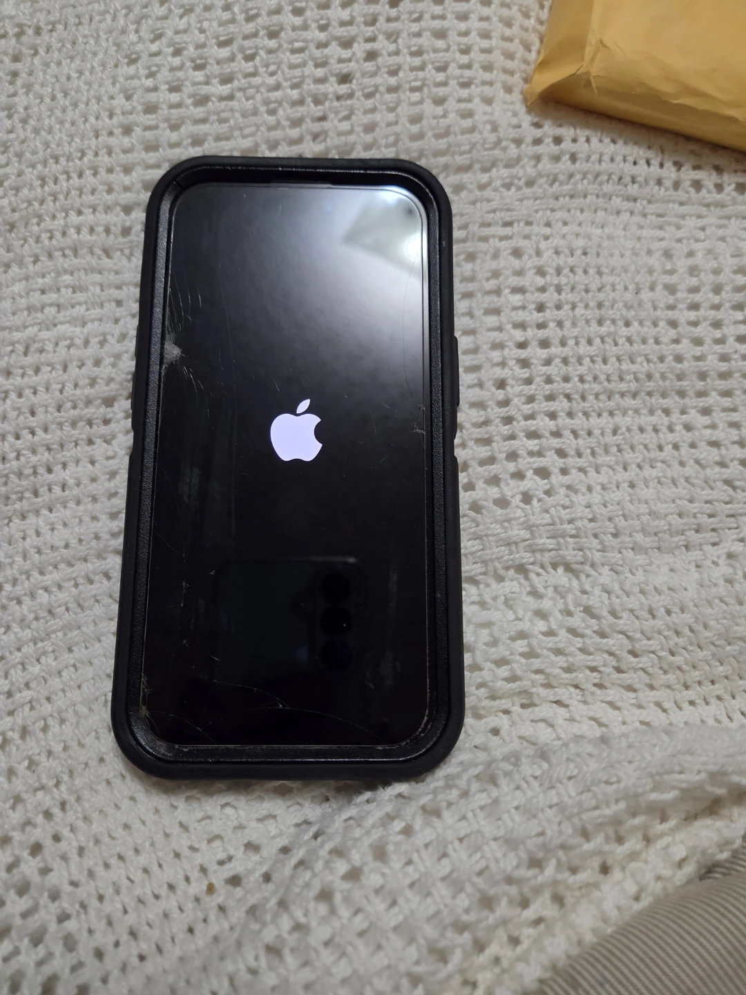 Two Apple iPhone 15's - photo 4