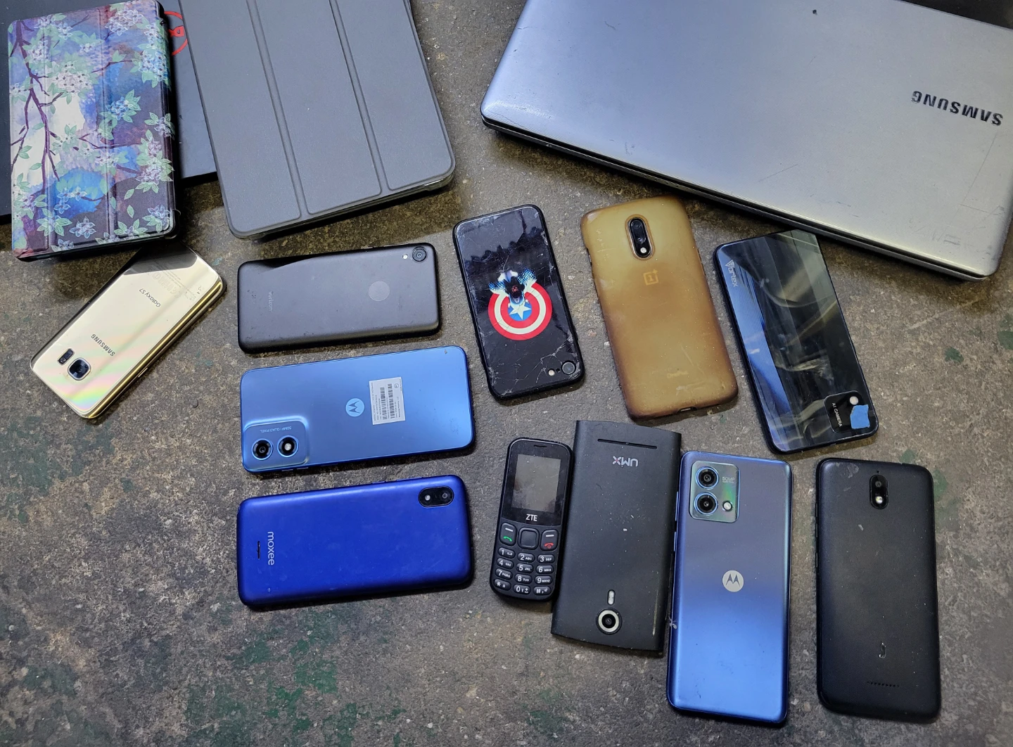 Assorted Laptop, Tablet, and Smartphone Collection - photo 3