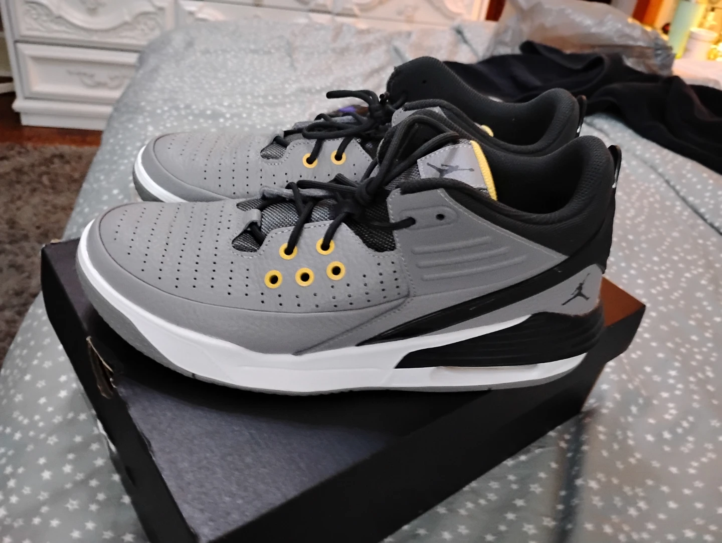 Men's size 10.5 Jordan Max Aura 5 Basketball Shoes