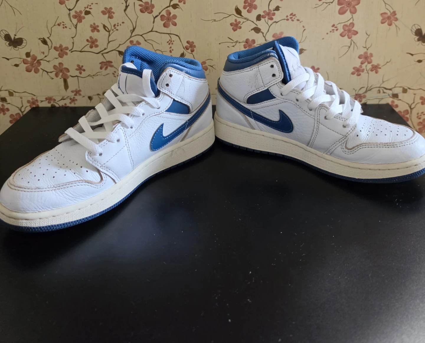 Air Jordan 1 Mid size5Y