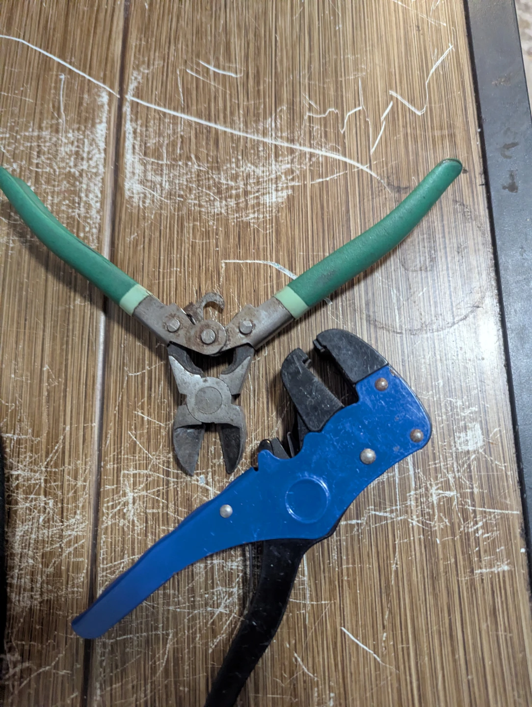 Set of two metal fencing pliers