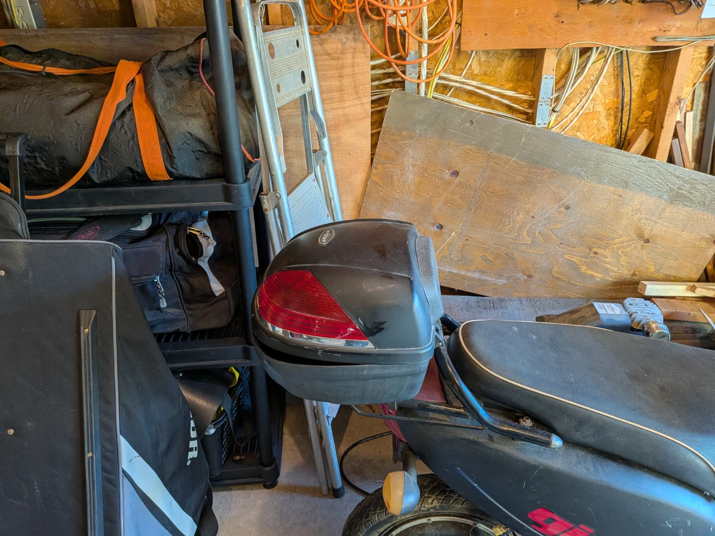 Gio electric scooter with storage case - photo 4