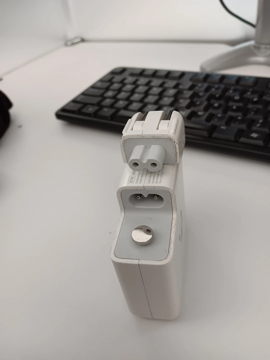 Apple 61W USB-C Power Adapter - photo 5