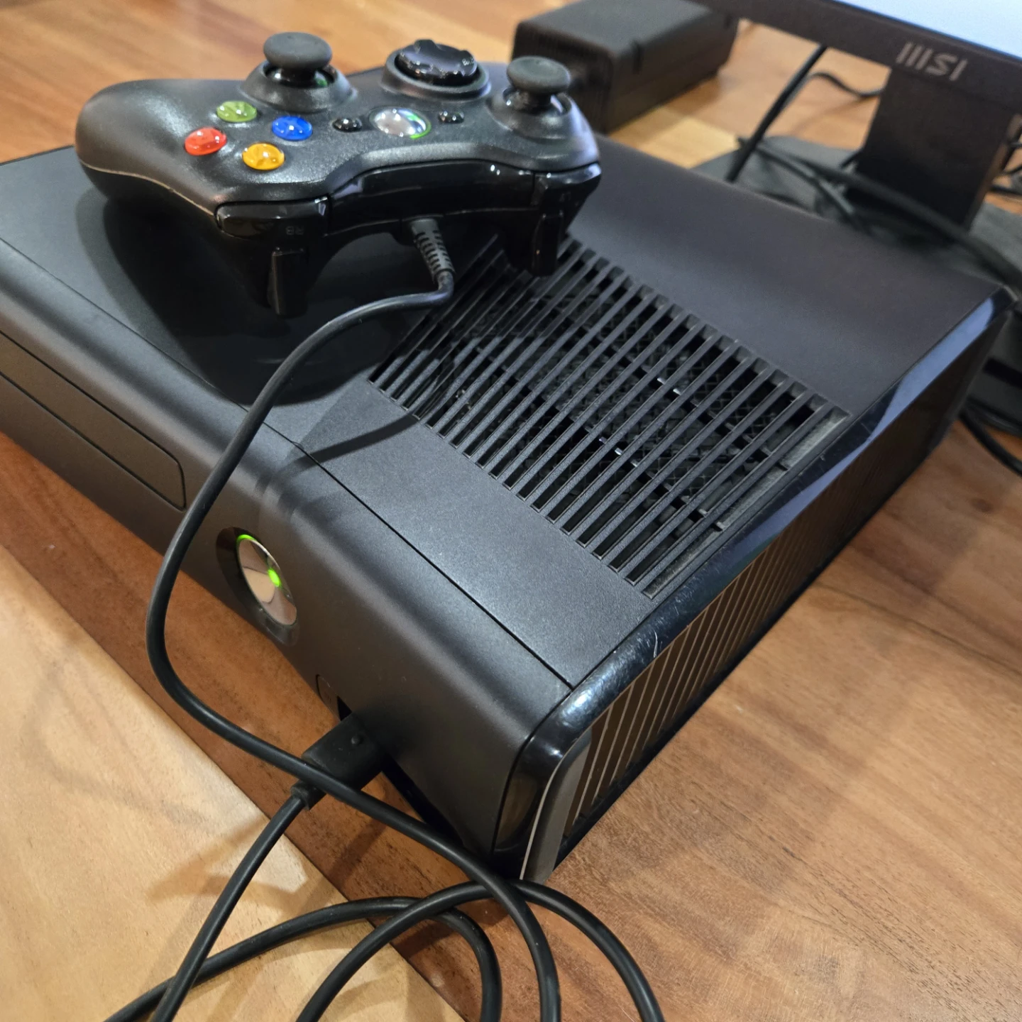 Xbox 360 S console. 4gb storage. wired controller, power cables. - photo 4