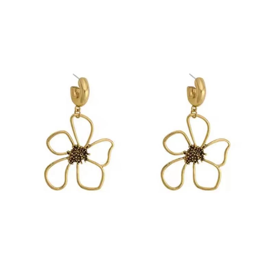 Big golden-tone flower earrings - photo 5