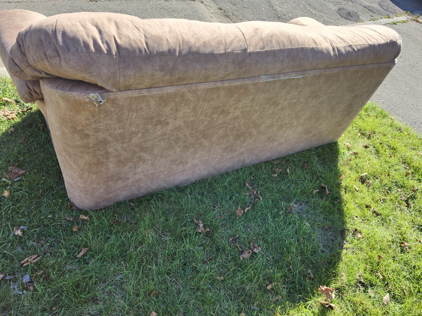 Free Three-Seater Sofa - photo 2
