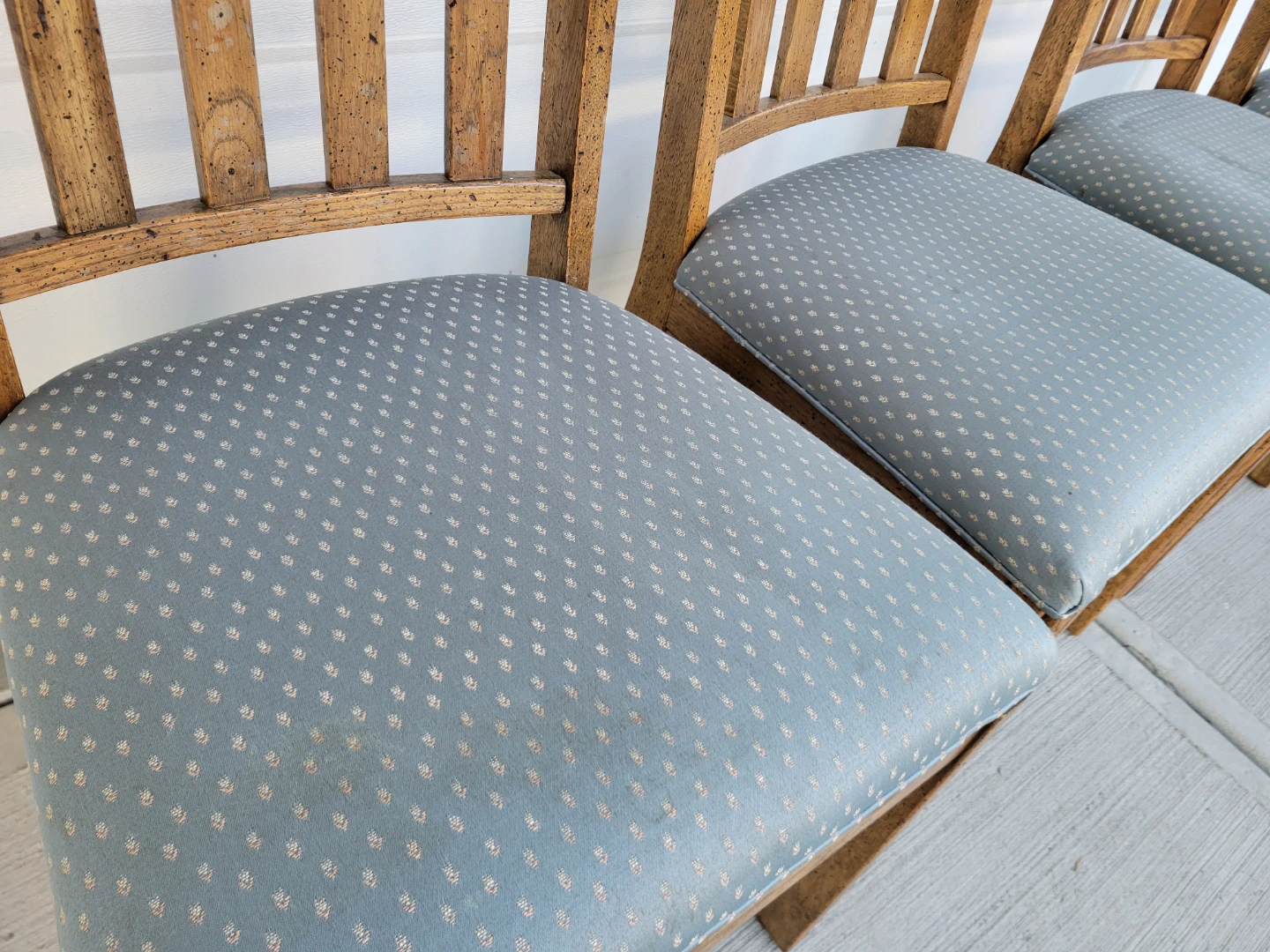 Beautiful Set of 4 Solid Oak Mission Style Dining Chairs. - photo 5
