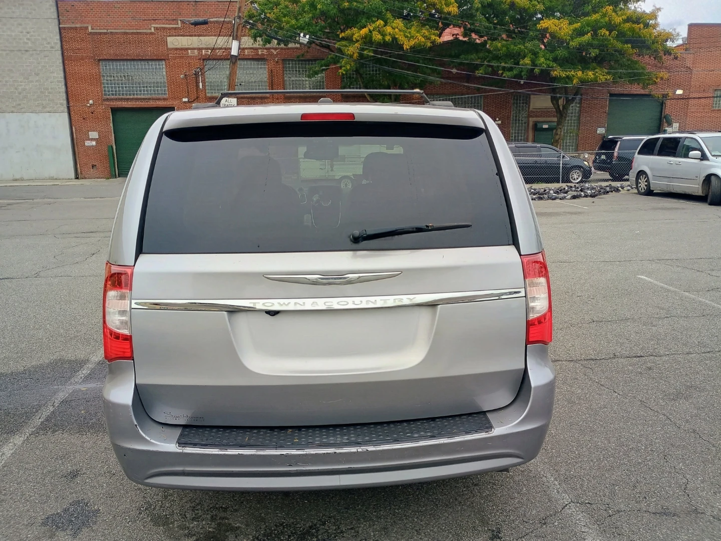 Chrysler Town & Country Minivan - photo 3