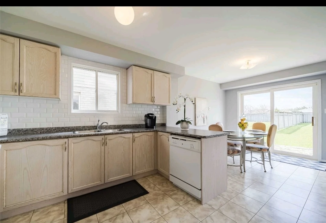 3 Upper Level Private rooms available near to Durham College - photo 4