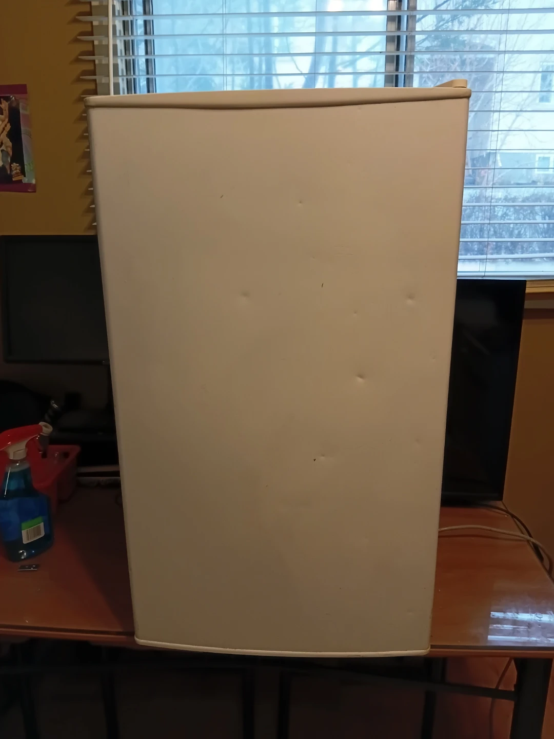 Magic Chef Compact White Mini Fridge READ DESCRIPTION ON SIZE