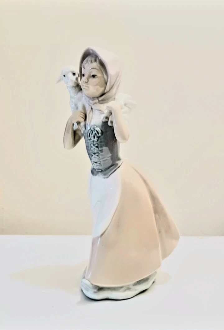Nao by Lladro Handmade Shepherdess Figurine - photo 3