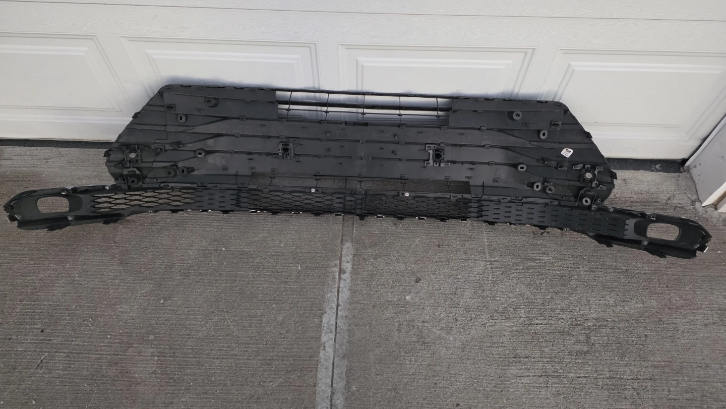 Toyota sieena  XLE 2024 FRONT Bumper Grille very good condition. - photo 2