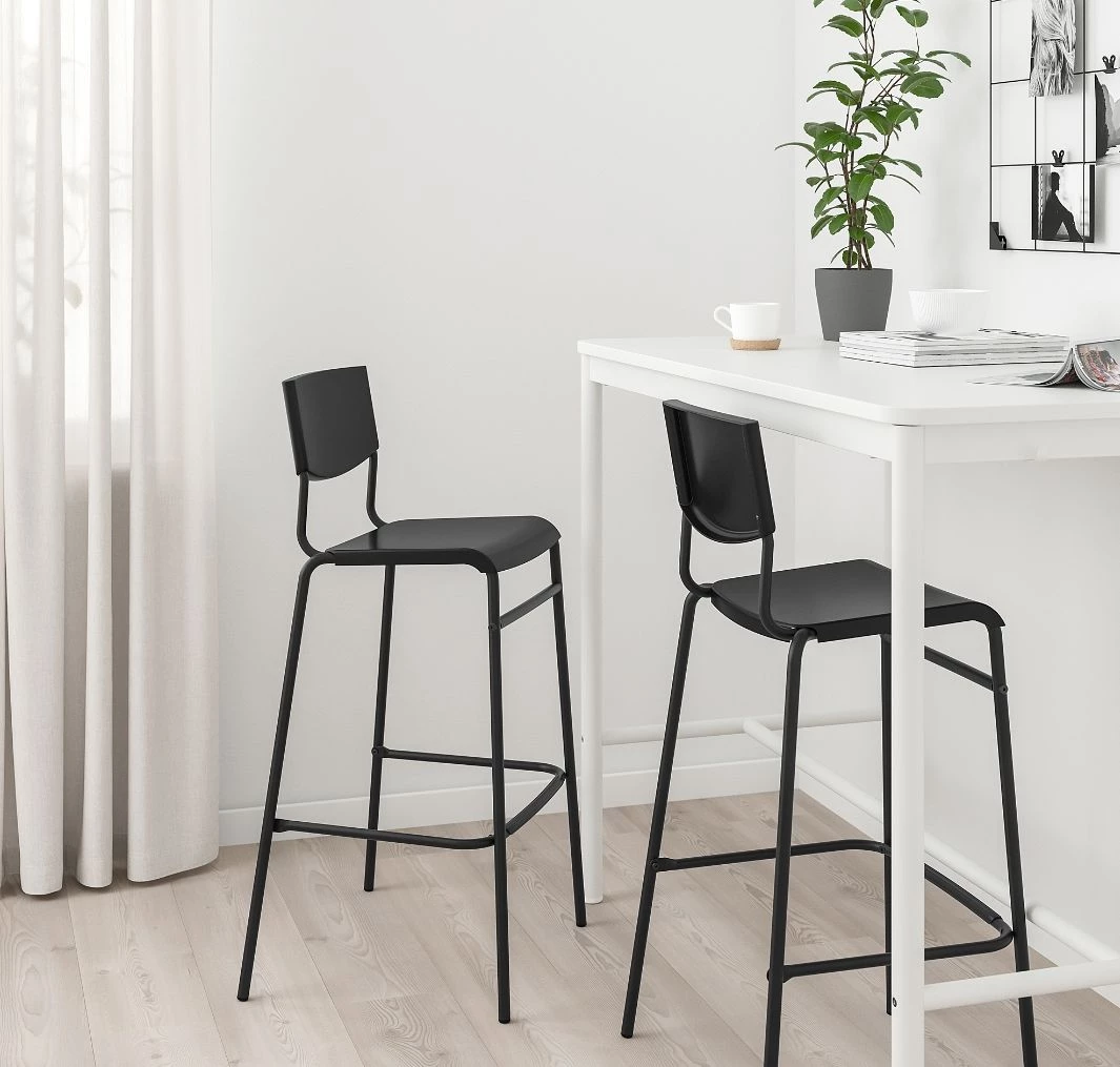 Like-new 2  breakfast/bar chairs